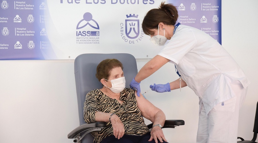 Doria Anatolia Ramos, de 84 años, la primera vacunada en Canarias y Carmen Cisnero Pastor, de 95 años, en El Hierro